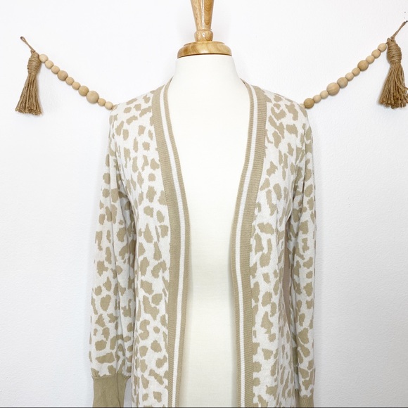 Eight 18 Cream Color Leopard Cardigan Size Medium - Picture 7 of 8